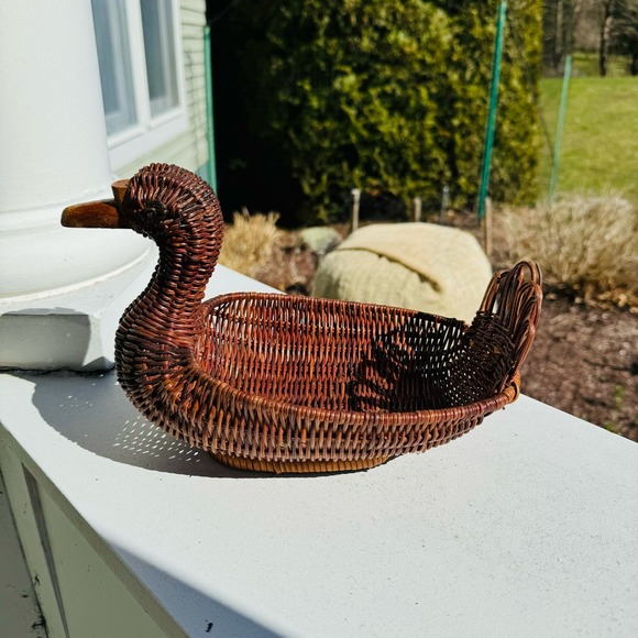 Vintage 70s Handmade Wicker Chestnut Brown Duck Basket Decorative Boho Cute Rare - Picture 2 of 7